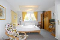 Foto Haus-Sommerlinde-rechts-unter-Reet